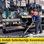 Düzce Belediyesi, şehir merkezinde ulaşım altyapısını güçlendirmek, yol güvenliğini artırmak ve vatandaşlara konforlu ulaşım sağlamak amacıyla başlattığı asfalt seferberliğini sürdürüyor. Belediye Başkanı Dr. Faruk Özlü’nün yakından takip ettiği çalışmalar kapsamında, altyapısı tamamlanan cadde ve sokaklar öncelik sırasına alınarak yenileniyor. Kapsamlı yenileme sürecinde “önce altyapı, sonra asfalt” prensibiyle hareket ediliyor. İçme suyu şebeke yenileme çalışmaları nedeniyle yeniden kazılma ihtimali bulunan yollar sonraki planlara dahil edilirken, altyapısı hazır güzergâhlarda sıcak asfalt serimi hızla yapılıyor.