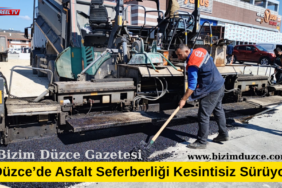 Düzce Belediyesi, şehir merkezinde ulaşım altyapısını güçlendirmek, yol güvenliğini artırmak ve vatandaşlara konforlu ulaşım sağlamak amacıyla başlattığı asfalt seferberliğini sürdürüyor. Belediye Başkanı Dr. Faruk Özlü’nün yakından takip ettiği çalışmalar kapsamında, altyapısı tamamlanan cadde ve sokaklar öncelik sırasına alınarak yenileniyor. Kapsamlı yenileme sürecinde “önce altyapı, sonra asfalt” prensibiyle hareket ediliyor. İçme suyu şebeke yenileme çalışmaları nedeniyle yeniden kazılma ihtimali bulunan yollar sonraki planlara dahil edilirken, altyapısı hazır güzergâhlarda sıcak asfalt serimi hızla yapılıyor.