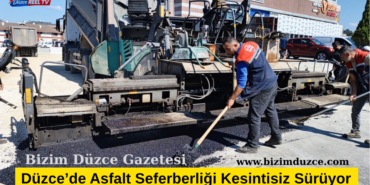 Düzce Belediyesi, şehir merkezinde ulaşım altyapısını güçlendirmek, yol güvenliğini artırmak ve vatandaşlara konforlu ulaşım sağlamak amacıyla başlattığı asfalt seferberliğini sürdürüyor. Belediye Başkanı Dr. Faruk Özlü’nün yakından takip ettiği çalışmalar kapsamında, altyapısı tamamlanan cadde ve sokaklar öncelik sırasına alınarak yenileniyor. Kapsamlı yenileme sürecinde “önce altyapı, sonra asfalt” prensibiyle hareket ediliyor. İçme suyu şebeke yenileme çalışmaları nedeniyle yeniden kazılma ihtimali bulunan yollar sonraki planlara dahil edilirken, altyapısı hazır güzergâhlarda sıcak asfalt serimi hızla yapılıyor.