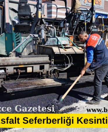 Düzce Belediyesi, şehir merkezinde ulaşım altyapısını güçlendirmek, yol güvenliğini artırmak ve vatandaşlara konforlu ulaşım sağlamak amacıyla başlattığı asfalt seferberliğini sürdürüyor. Belediye Başkanı Dr. Faruk Özlü’nün yakından takip ettiği çalışmalar kapsamında, altyapısı tamamlanan cadde ve sokaklar öncelik sırasına alınarak yenileniyor. Kapsamlı yenileme sürecinde “önce altyapı, sonra asfalt” prensibiyle hareket ediliyor. İçme suyu şebeke yenileme çalışmaları nedeniyle yeniden kazılma ihtimali bulunan yollar sonraki planlara dahil edilirken, altyapısı hazır güzergâhlarda sıcak asfalt serimi hızla yapılıyor.