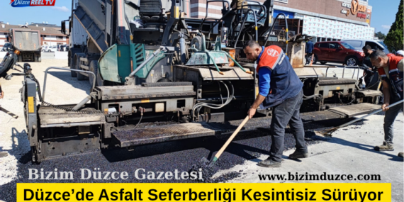 Düzce Belediyesi, şehir merkezinde ulaşım altyapısını güçlendirmek, yol güvenliğini artırmak ve vatandaşlara konforlu ulaşım sağlamak amacıyla başlattığı asfalt seferberliğini sürdürüyor. Belediye Başkanı Dr. Faruk Özlü’nün yakından takip ettiği çalışmalar kapsamında, altyapısı tamamlanan cadde ve sokaklar öncelik sırasına alınarak yenileniyor. Kapsamlı yenileme sürecinde “önce altyapı, sonra asfalt” prensibiyle hareket ediliyor. İçme suyu şebeke yenileme çalışmaları nedeniyle yeniden kazılma ihtimali bulunan yollar sonraki planlara dahil edilirken, altyapısı hazır güzergâhlarda sıcak asfalt serimi hızla yapılıyor.
